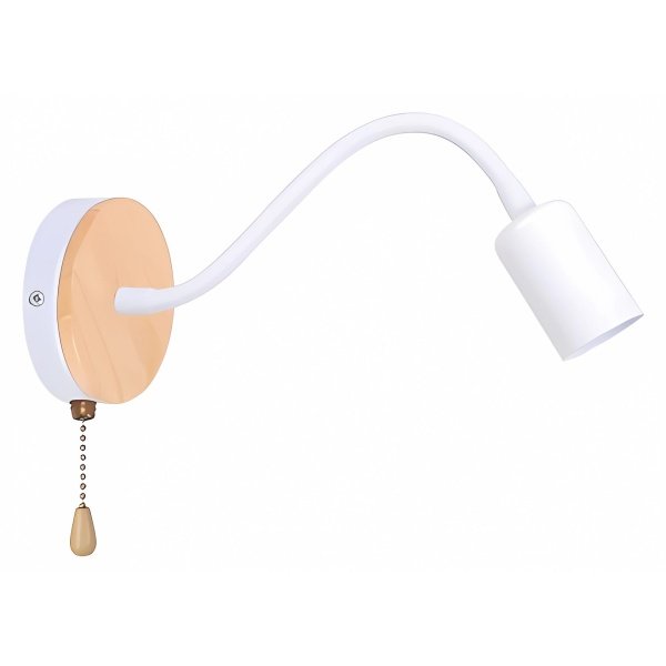 Aplique De Hierro Curvo Blanco Con Interruptor De Cadena Detalle En Madera